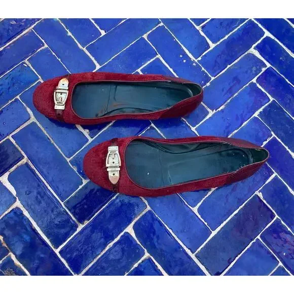 Gucci Women's Burgundy Suede Flats with gold Buckle Detail - Picture 2 of 9